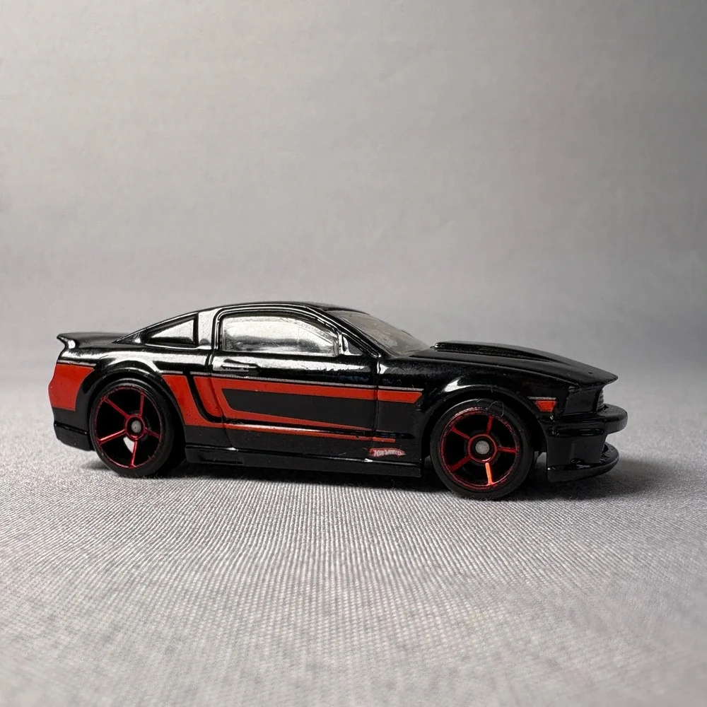 Hot Wheels 07 Ford Mustang Black with Red Stripes Diecast Car 1/64 Scale C46